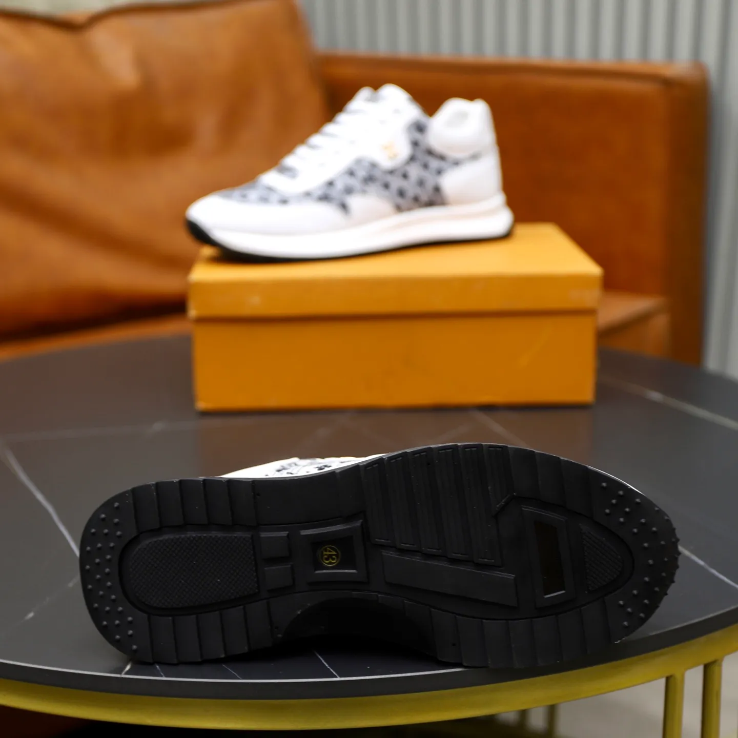 Ex-factory price: 462💰🙅‍♂️🙅‍♂️🙅‍♂️ Brand: LV Louis Vuitton Standard code: 38-44 (45 customized) Grade: Same as the official website Material: Original cowhide stitching brand cloth Comfortable and breathable lining Lightweight and wear-resistant sports outsole Style category: Men's fashion casual shoes Running sneakers Distinguished luxury brand elements Top luxury Color: actual picture color